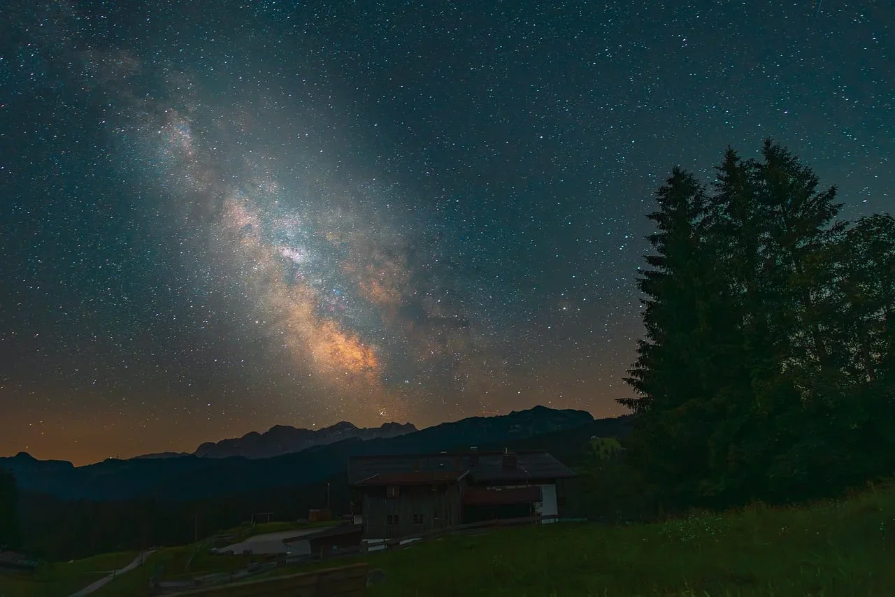 銀河橫跨黑夜地景的星空