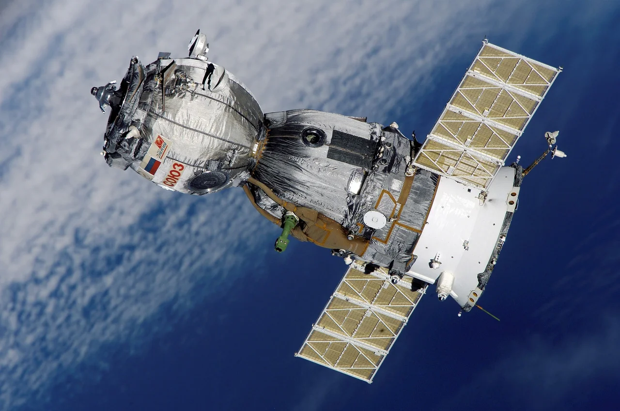 在外太空繞行的人造衛星