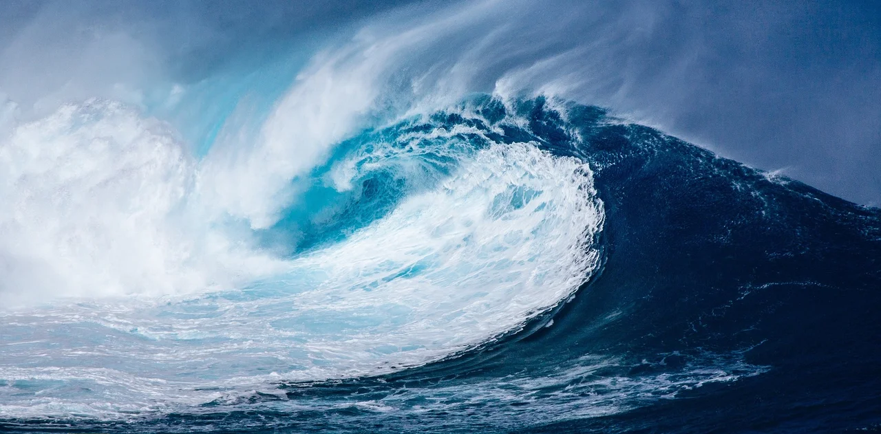 海面上高聳的巨浪